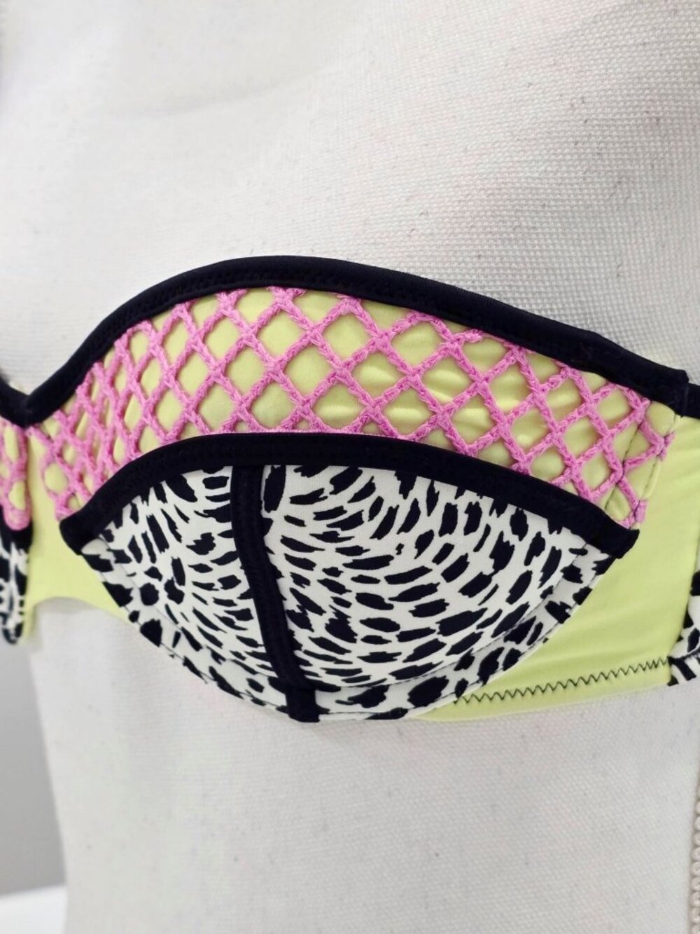 Shade & Shore ✦ Bandeau Bikini Top ✦ Neon Yellow Pink Crochet Black Print Sz 34B - Picture 5 of 7